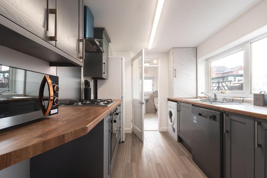 Beautiful 4 Bedroom House Reading Buitenkant foto
